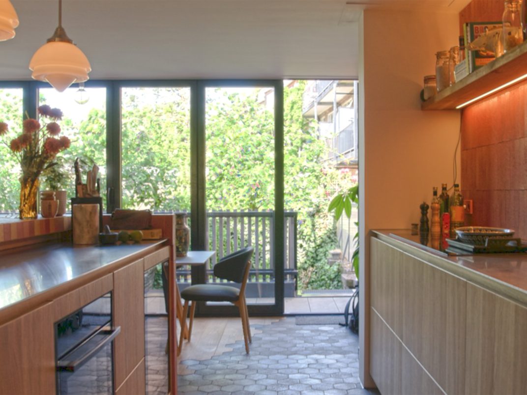 Verbouwde woning aan de Weerdsingel in Utrecht met keuken en zicht op de tuin